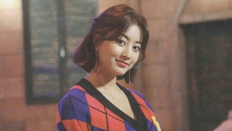 Jihyo TWICE Selebriti dalam dan luar negeri yang pernah jatuh di depan umum pada tahun 2019.