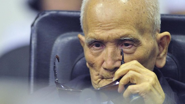 Mantan petinggi Khmer Merah, Nuon Chea, yang dijuluki 'Saudara Nomor 2' meninggal dalam usia 93 tahun. Dia divonis seumur hidup karena pembantaian.