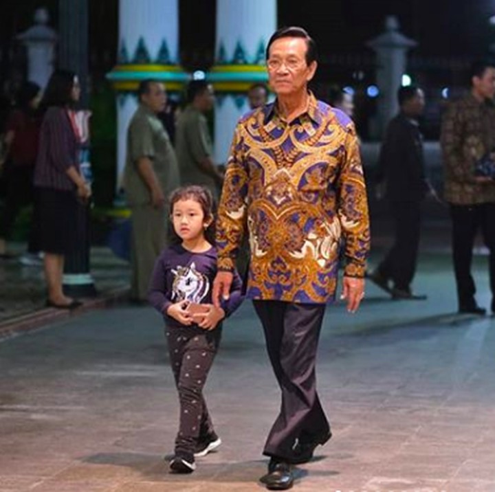 Dalam berbagai kesempatan, keduanya mendatangi acara bersama-sama. Kadang ditemani para cucu untuk menghangatkan suasana (Foto: Instagram @gkr_hemas)