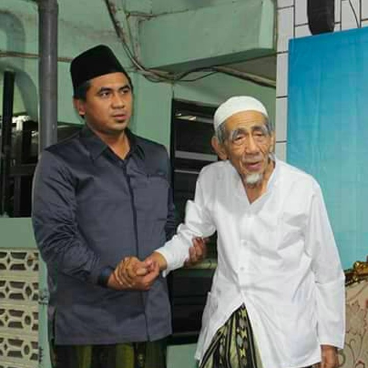 <p>Bagi Gus Yasin, pastinya banyak sekali nilai yang dia ambil dari apa yang sudah diajarkan Mbah Moen ya, Bun. (Foto: Facebook/ Taj Yassin Maimoen)</p>