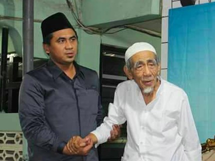 Mengenang Kebersamaan Mbah Moen dengan Putranya Taj Yasin