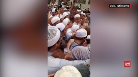 VIDEO: Rizieq Shihab Hadir di Pemakaman Mbah Moen