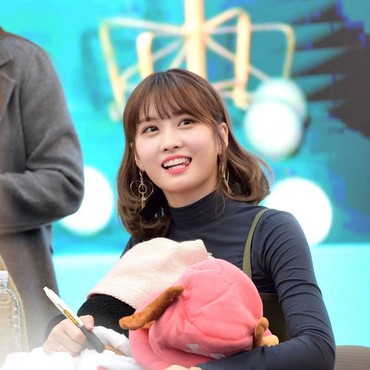 6 Potret Momo TWICE yang Imut dan Menggemaskan