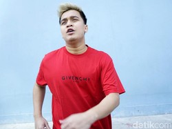 Billy Syahputra Umrahkan Mendiang Olga Syahputra
