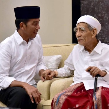 Jokowi Kenang Sorban Hijau Terakhir dari Mbah Moen