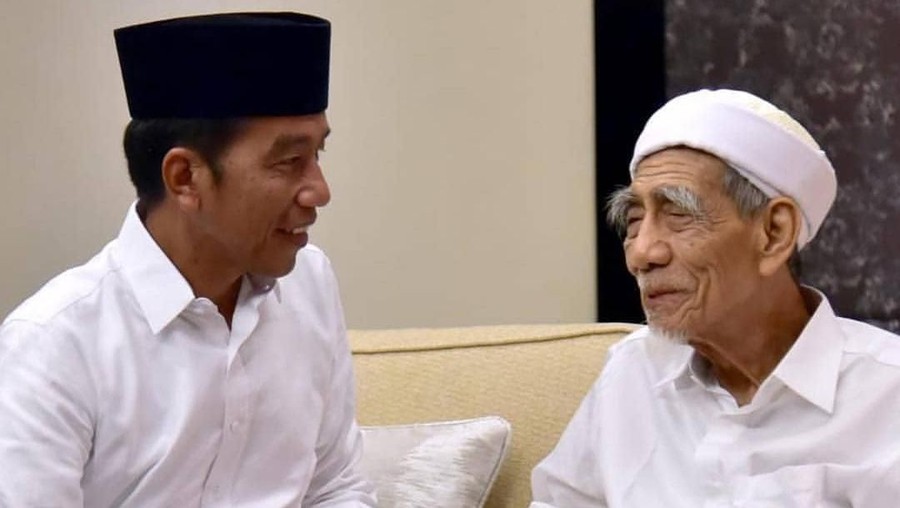 Sorban hijau menjadi benda kenangan terakhir Jokowi atas kepergian Mbah Moen.