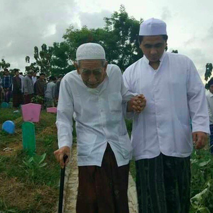 <p>Saat menghadiri sebuah acara bersama Mbah Moen, Gus Yasin selalu menggandeng erat tangan sang ayah. (Foto: Facebook/ Taj Yassin Maimoen)  </p>