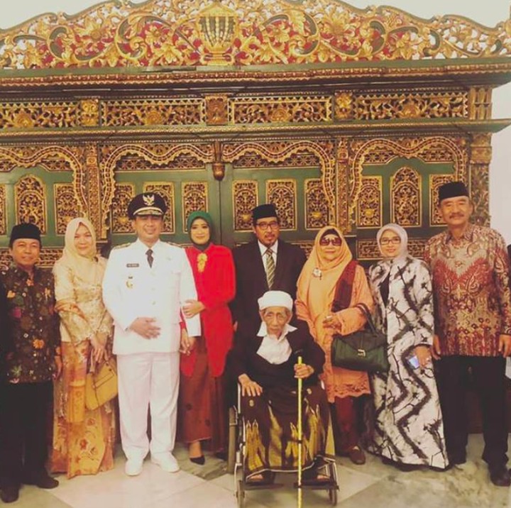 <p>Selamat jalan Mbah Moen. Sosok bersahaja yang cinta Tanah Air. (Foto: Facebook/ Taj Yassin Maimoen)</p>