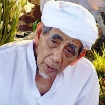 Jamaah Serukan Tahlil Saat Jenazah Mbah Moen Dibawa ke Ambulans