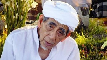 img-title Jamaah Serukan Tahlil Saat Jenazah Mbah Moen Dibawa ke Ambulans