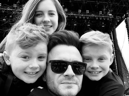 6 Potret Hangat Personel Westlife Shane Filan dan Ketiga Anaknya