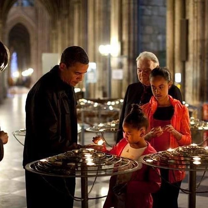 <p>Momen saat Michelle mengenang kebersamaan keluarganya di gereja Notre Dame, Paris, Prancis beberapa tahun lalu saat masih menjadi ibu negara. (Foto: Instagram @michelleobama)</p>