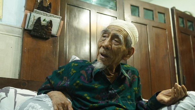 Prosesi pemakaman Mbah Moen dipimpin oleh Menteri Agama Lukman Hakim Saifuddin, sementara doanya dipimpin oleh ulama Makkah, bukan Rizieq Shihab.