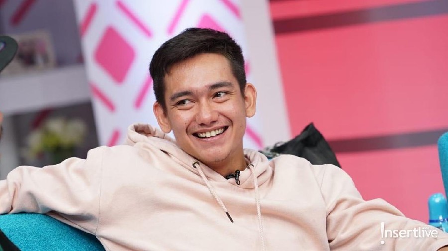 Adipati Dolken Profil dua aktor tampan, Iqbaal Ramadhan dan Adipati Dolken, yang berbarengan merilis film terbarunya yang berjudul Bumi Manusia dan Perburuan.