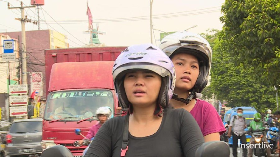 Rosa Meldianti Mendadak Jadi Tukang Ojek Rosa Meldianti atau Meldi juga menjadi pelayan di sebuah rumah makan.