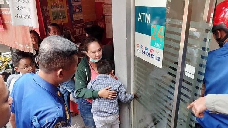 Seorang anak laki-laki harus mengalami luka memar akibat tangannya terjepit pintu ATM.