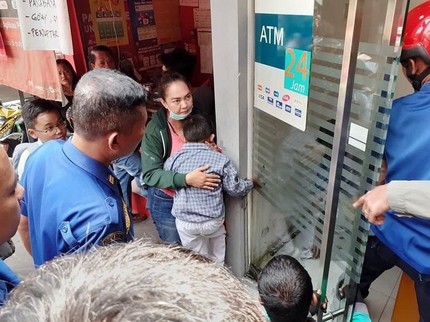 Pelajaran dari Anak yang Tangannya Terjepit Pintu ATM
