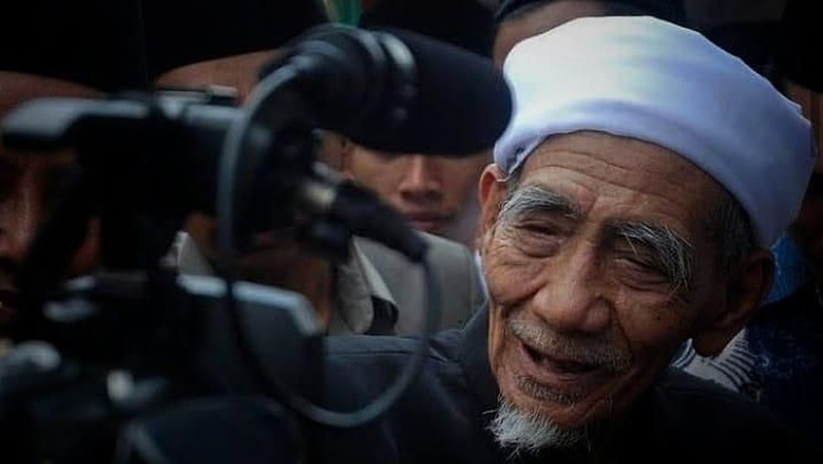 Kiai Haji Maimun Zubair meninggal dunia saat menjalankan ibadah haji di Mekkah.