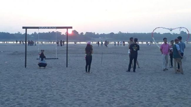 Pantai Aurduri timbul karena menyusutnya air sungai Batanghari.
