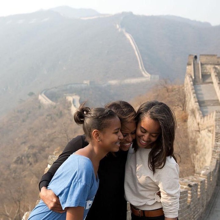 <p>Michelle dikenal dekat banget dengan kedua putrinya yang menginjak remaja, Bun. (Foto: Instagram @barackobama)</p>