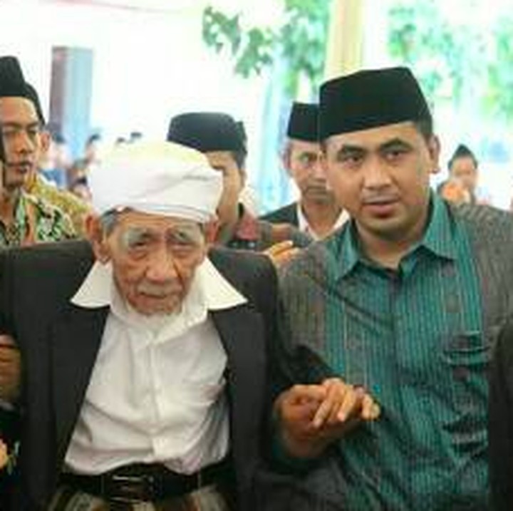 <p>Putra Mbah Moen, Taj Yasin yang akrab disapa Gus Yasin cukup sering menghabiskan waktu dengan sang ayah. (Foto: Facebook/ Taj Yassin Maimoen)  </p>