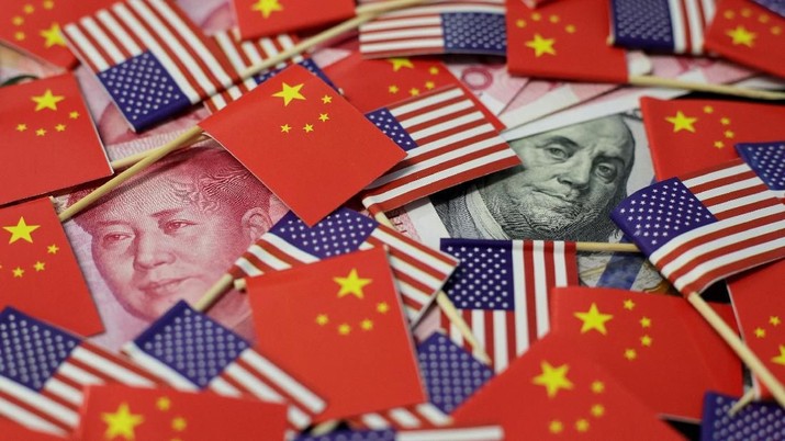 FILE PHOTO: A U.S. dollar banknote featuring American founding father Benjamin Franklin and a China's yuan banknote featuring late Chinese chairman Mao Zedong are seen among U.S. and Chinese flags in this illustration picture taken May 20, 2019. Picture taken May 20, 2019. REUTERS/Jason Lee/Illustration/File Photo