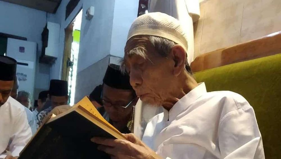 Kiai Haji Maimun Zubair meninggal dunia saat menjalankan ibadah haji di Mekkah.