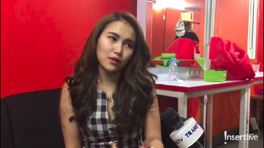 Kegiatan Tak Terduga Ayu Ting Ting Jelang Idul Adha Ayu Ting Ting tampil dengan pakaian seadanya dan sedang memotong kentang.