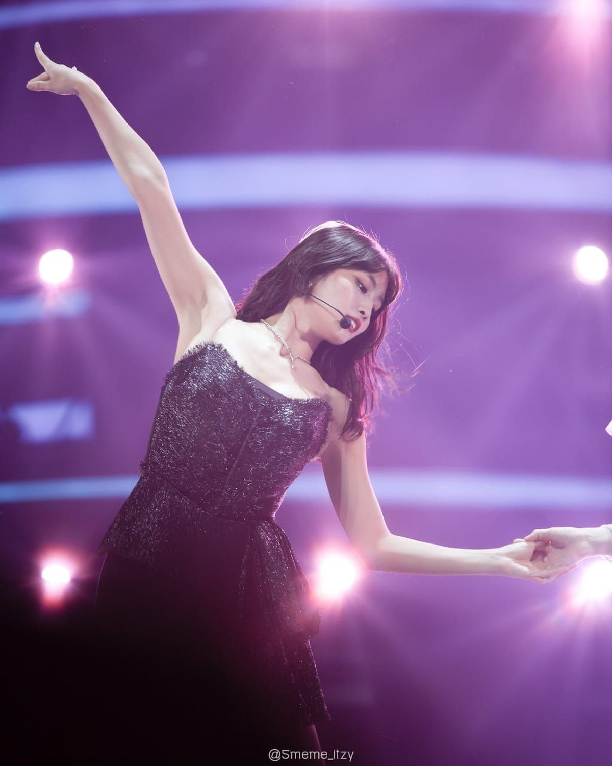 Nama Momo TWICE menjadi perbincangan setelah dikabarkan berpacaran bersama Heechul Super Junior&period;