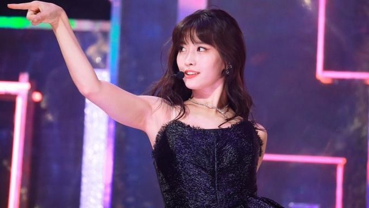 Nama Momo TWICE menjadi perbincangan setelah dikabarkan berpacaran bersama Heechul Super Junior&period;