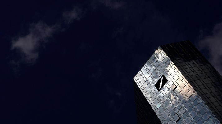 FILE PHOTO: The headquarters of Germany's Deutsche Bank are photographed in Frankfurt, Germany, July 8, 2019.   REUTERS/Kai Pfaffenbach - RC141E200A90/File Photo