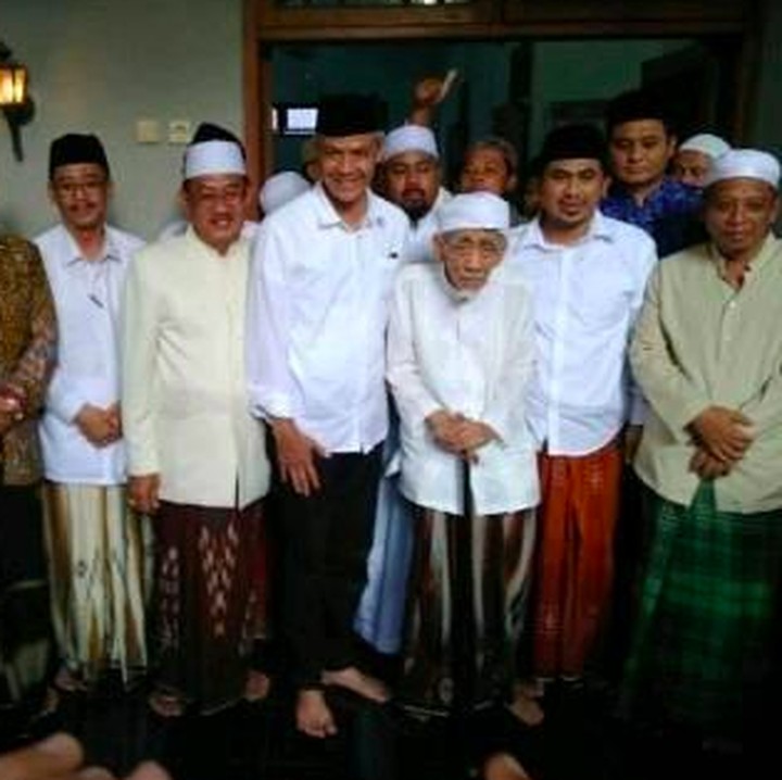 <p>KH Maimun Zubair yang karib disapa Mbah Mun wafat di Mekah ketika hendak menunaikan ibadah haji. Mbah Moen meninggal dunia di usia 90 tahun. (Foto: Facebook/ Taj Yassin Maimoen)</p>