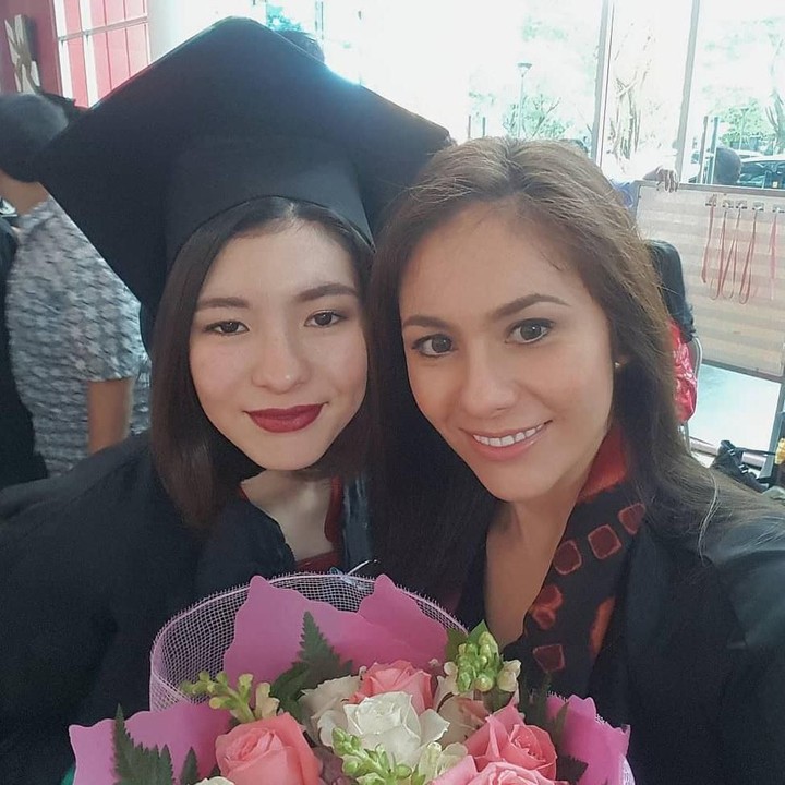 <p>Wulan saat menghadiri upacara kelulusan sang putri. Sama-sama cantik ya. (Foto: Instagram @wulanguritno)</p>