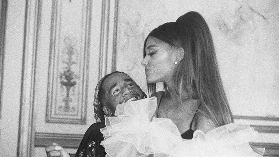 Ariana Grande dan Mikey Foster dikabarkan berpacaran setelah duet di lagu Boyfriend