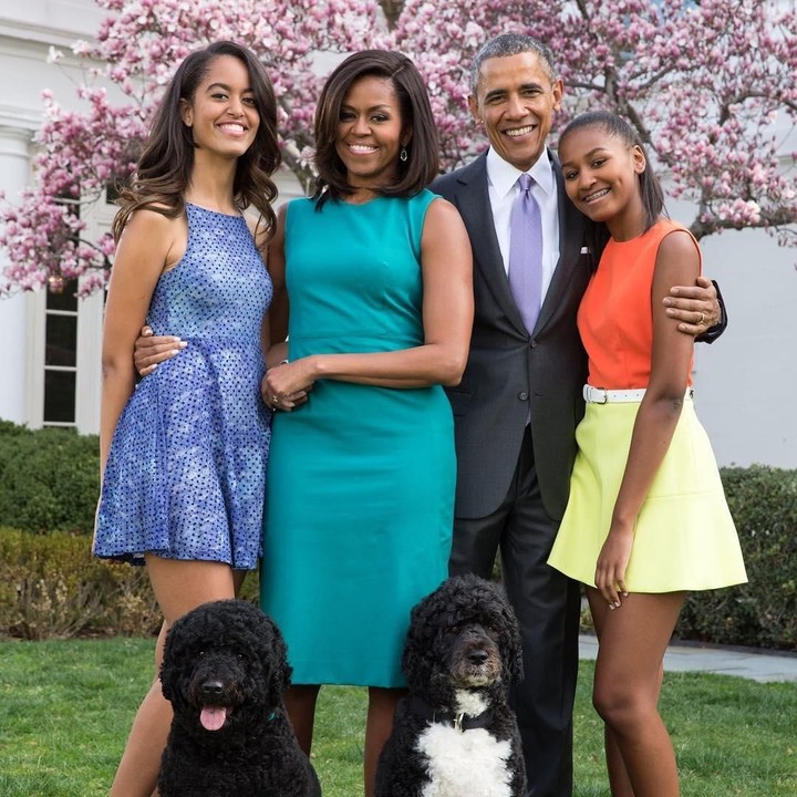 <p>Dari pernikahannya dengan Barack Obama, Michelle Obama memiliki dua anak, Malia Ann Obama dan Sasha Obama. (Foto: Instagram @barackobama)</p>