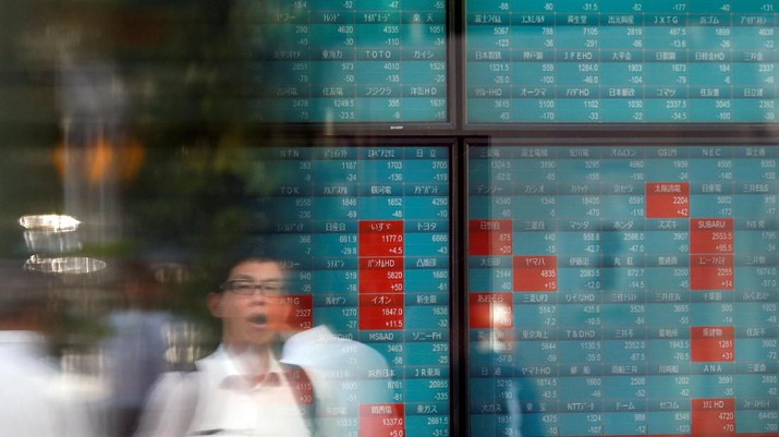 Bursa Tokyo (REUTERS/Issei Kato) Passersby are reflected on an electronic board showing the exchange rates between the Japanese yen and the U.S. dollar, the yen against the euro, the yen against the Australian dollar, Dow Jones Industrial Average and other market indices outside a brokerage in Tokyo, Japan, August 6, 2019. REUTERS/Issei Kato - PT Rifan Financindo