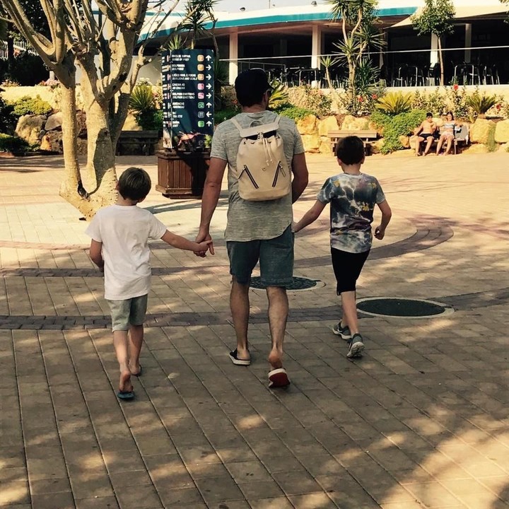 <p>Di tengah kesibukannya bersama Westlife, Shane tak lupa berlibur bersama kedua anak laki-lakinya. (Foto: Instagram @gillianfilansligo)</p>