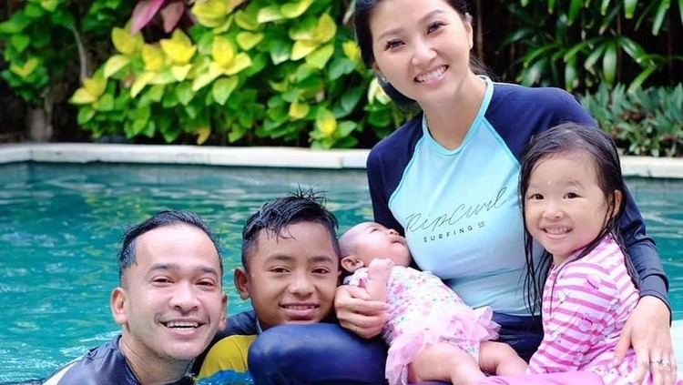 Bisnis Sukses, Rentan Kena Santet Seperti Ruben Onsu? Santet sering dialami orang yang sukses berbisnis? Simak penjelasan orang bisa rasakan hal mistis dari sudut pandang penelitian.