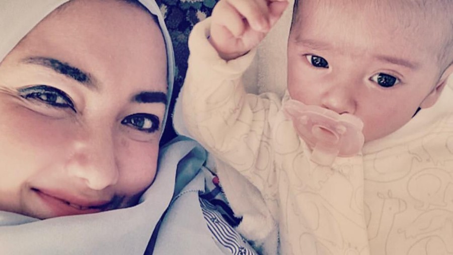 Tia Ivanka unggah bersama seorang bayi. Apakah bayi tersebut adalah anak ketiganya?