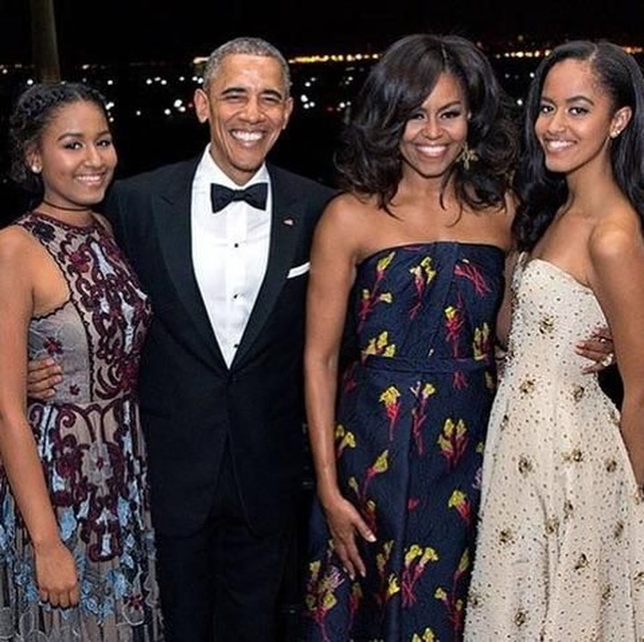 <p>Hampir di setiap kesempatan, wanita bernama lengkap Michelle LaVaughn Obama ini selalu mengajak dua buah hatinya. Gimana? Mereka cantik kan? (Foto: Instagram @michelleobama)</p>