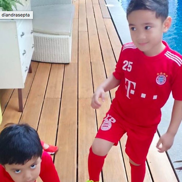 <p>Sekarang pakai kostum serba merah nih, sambil ngoper bola. Jadwalnya main bola di komplek perumahan nih. (Foto: Instagram raffinagita1717)</p>