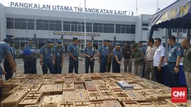TNI AL Gagalkan Penyelundupan 88 Ekor Ayam Adu Thailand