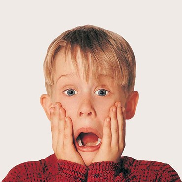 Cara Archie Yates Tiru Gaya Ikonik Macaulay Culkin di 'Home Sweet Home Alone'
