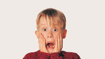 img-title Cara Archie Yates Tiru Gaya Ikonik Macaulay Culkin di 'Home Sweet Home Alone'