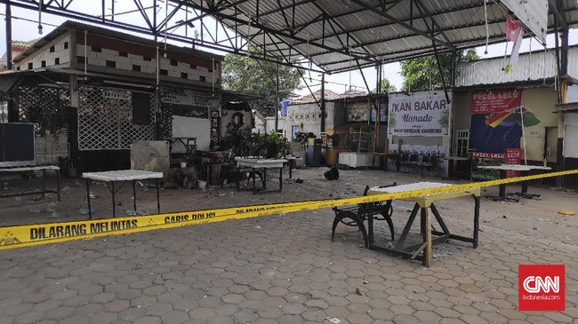 Polres Metro Jakarta Selatan menyebut para tersangka diduga melempar batu ke arah kafe tempat pendukung PSM Makassar nonton bareng.