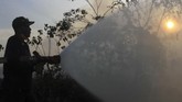 FOTO : Kabut Asap Karhutla Ancam Kesehatan Warga Sebagian wilayah di Sumatera berselimut kabut asap karena kebakaran hutan dan lahan (karhutla). Kabut asap juga mulai mengganggu kesehatan warga.