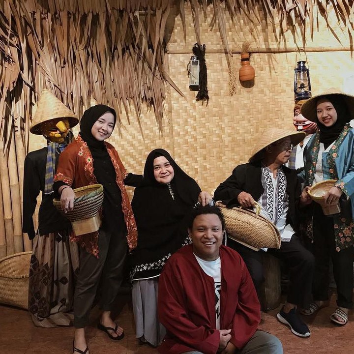 <p>Saat di rumah, ternyata Nissa Sabyan memiliki panggilan dari keluarganya, yaitu 'umi'. (Foto: Instagram @nissa_sabyan)</p>