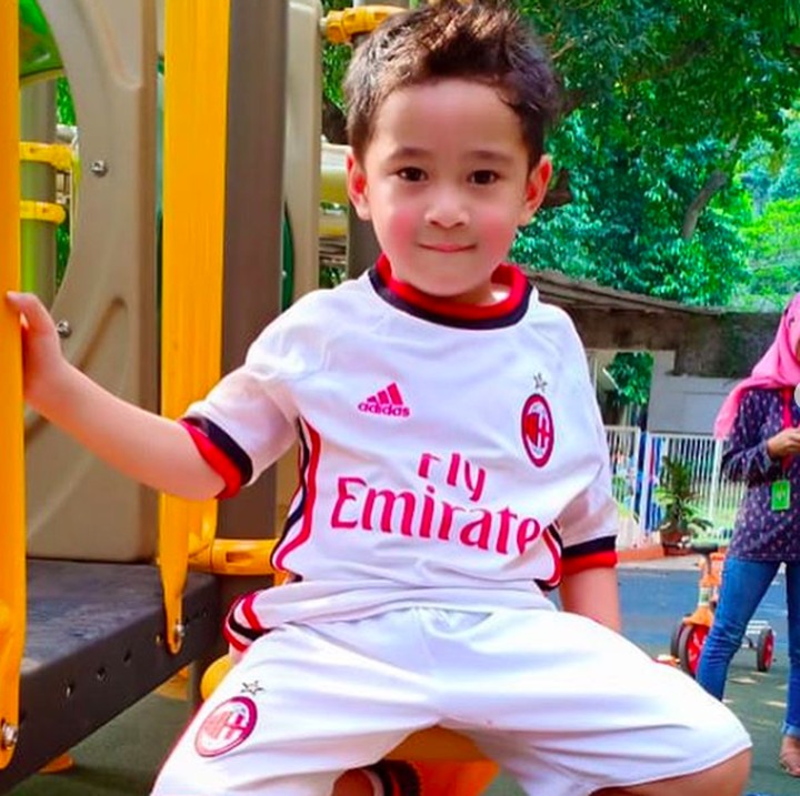 <p>Di sekolahnya, Rafathar memilih permainan bola sebagai kegiatan ekstrakurikulernya. Gaya dulu sebelum main bola. (Foto: Instagram raffinagita1717)</p>
