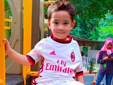 7 Tingkah Menggemaskan Rafathar, Main Bola Sampai Taekwondo