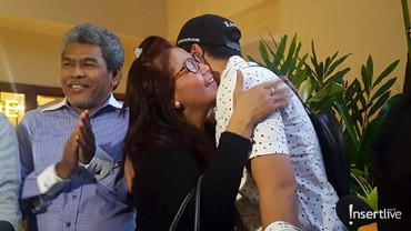 Berdamai, Ibunda Kriss Hatta Peluk Anthony Hilenaar